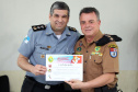 São José dos Pinhais, 04 de outubro de 2019. Formatura do XVII Curos de Capacitação de Educador Social. Foto: Maj PM Antonio Luiz Pereira Lima, da PMERJ, recebe certificado de reconhecimento do Ten-Cel. Mario Jorge Alves Lopes, Comandante do BPEC.