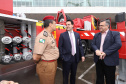 O governador Carlos Massa Ratinho Junior entrega nesta segunda-feira (07), viaturas de plataforma mecânica e um veículo auto bomba tanque. Participaram: vice-governador, Darci Piana; os secretários: da Segurança Pública, Romulo Marinho Soares, da Saúde, Beto Preto; comandante Geral da PMPR, cel. Pericles Matos; comandante do Corpo de Bombeiros, cel. Samuel Prestes; entre outros.Curitiba, 07-10-19.Foto: Arnaldo Alves / AEN.