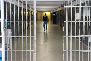 1.670 presos que cumprem pena no regime semiaberto em pelo menos sete unidades do Departamento Penitenciário do Paraná (Depen) foram beneficiados pela Portarias de Saída Temporária e poderão passar as festividades de fim de ano com suas respectivas famílias. As saídas começaram na última quinta-feira (19/12) e tem previsão de volta para até a segunda semana de janeiro.