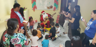 Quinze filhos de pessoas privadas de liberdade, que são atendidas pelo Complexo Social de Ponta Grossa, foram presenteados pelo Projeto Árvore da Esperança, mantido por agentes penitenciários e outros funcionários da regional do Departamento Penitenciário (Depen) da região dos Campos Gerais. A ação foi feita antes da data oficial do Natal, mas contou com a visita do Papai Noel.