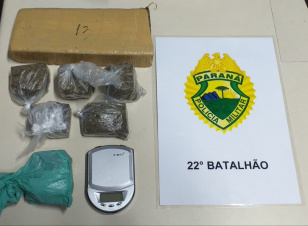  PM aborda casal e apreende quase um quilo de maconha em Colombo, na RMC 