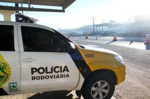  Canil do BPRv apreende quase 14 quilos de maconha após abordar ônibus na cidade de Rolândia 