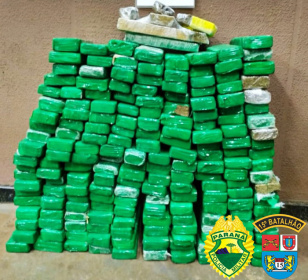  Mais de 100 quilos de maconha são localizados pela PM em Apucarana (PR) e duas pessoas acabam presas 