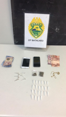 Policiais militares do 23º Batalhão de Polícia Militar (23º BPM), pertencente ao 1º Comando Regional da PM (1º CRPM), prenderam um homem e apreenderam 22 pinos de cocaína e duas porções de maconha. A ação policial aconteceu na madrugada desta segunda-feira (20/07) na Vila Nossa Senhora da Luz, no bairro Cidade Industrial de Curitiba (CIC), na Capital do estado.