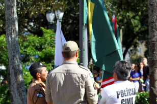 Polícias do Paraná reverenciam patriotismo e defesa da democracia ao comemorar o Dia do Tiradentes