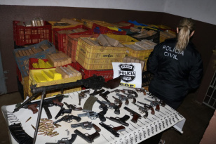 PCPR apreende quase duas toneladas de maconha e apreende 27 armas do crime organizado em Foz do Iguaçu 