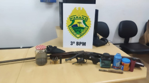Policiais militares do 3º Batalhão de Polícia Militar (3º BPM), pertencente ao 5º Comando Regional de Polícia Militar (5º CRPM), encaminharam um homem suspeito de violência doméstica contra a esposa e os filhos, e apreenderam duas armas de fogo em situação irregular. A ocorrência aconteceu no final de terça-feira (13/07), na comunidade Alto Gramado, no município de Chopinzinho, que fica no Sudoeste do Paraná.     Após ser feita uma solicitação via 190 sobre um rapaz que estaria ameaçando sua esposa, uma equ
