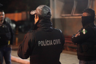 A Polícia Civil do Paraná (PCPR) prendeu preventivamente um homem, de 18 anos, suspeito do homicídio de Fabrício de Jesus Pereira de Albuquerque, ocorrido no dia 25 de junho, durante uma festa clandestina no bairro Cara-Cará, em Ponta Grossa, região dos Campos Gerais. O suspeito foi localizado e preso no mesmo município do crime, na terça-feira (10).   CRIME - Fabrício de Jesus Pereira de Albuquerque foi morto com golpe de arma branca nas costas, durante a festa. Após ser golpeado, amigos ainda tentaram soc