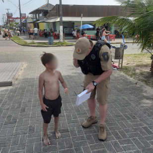 Pulseira de identificação ajuda PMPR a localizar responsáveis por criança em Guaratuba