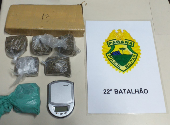 PM aborda casal e apreende quase um quilo de maconha em Colombo, na RMC