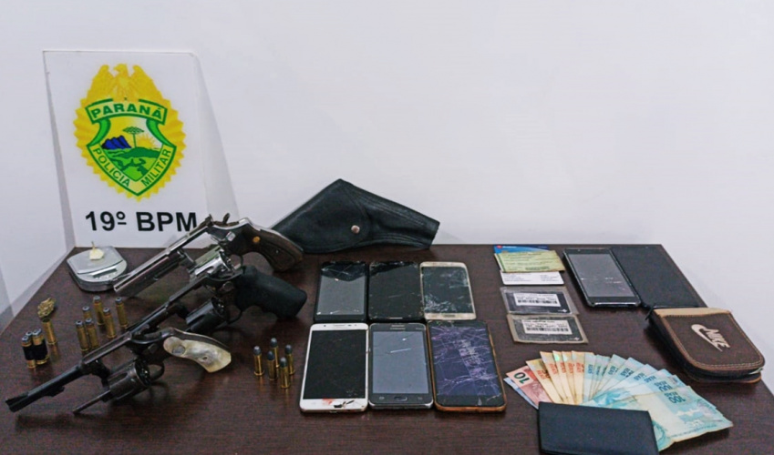 PM prende quatro homens e apreende três armas de fogo no Oeste do estado após denúncia