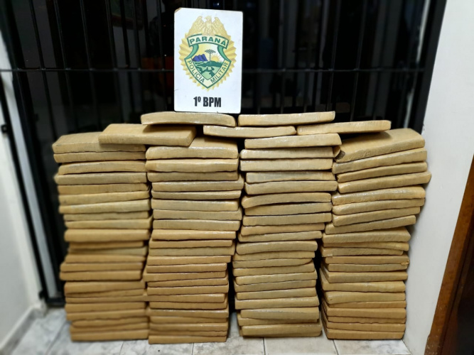 Cerca de 110 quilos de maconha foram apreendidos por policiais militares do 1º Batalhão de Polícia Militar (1º BPM), pertencente ao 4º Comando Regional da PM (4º CRPM). A ação policial foi por volta das 22 horas de quinta-feira (07/05) na cidade de Reserva, nos Campos Gerais, após a PM denúncias.