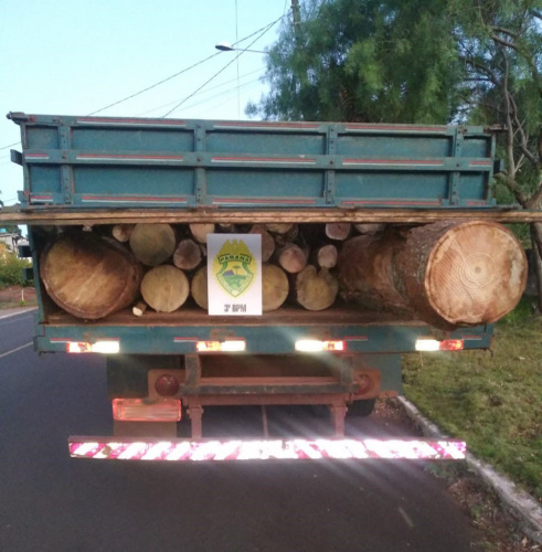 Caminhão com madeira de araucária é apreendido em Mariópolis, no Sudoeste do Paraná