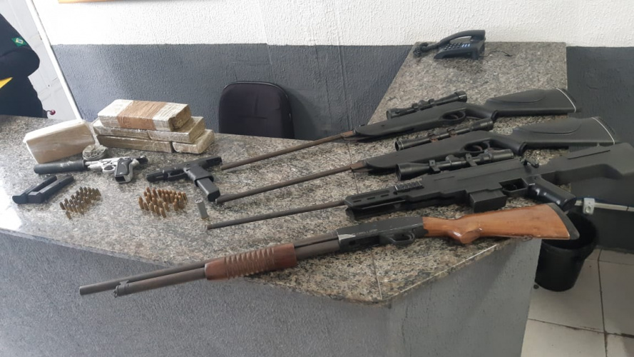 Denúncia leva policiais do BOPE a apreender seis armas e quatro quilos de maconha e crack em São José dos Pinhais, na RMC