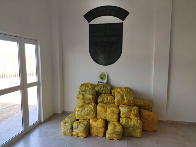 Durante Operação Hórus, Batalhão de Fronteira apreende carro carregado de tênis contrabandeados, em Barracão (PR)