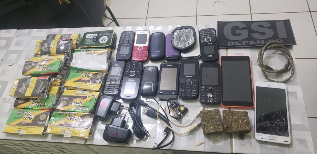 Em uma semana, agentes penitenciários recolhem 26 celulares que seriam entregues a presos de Cascavel