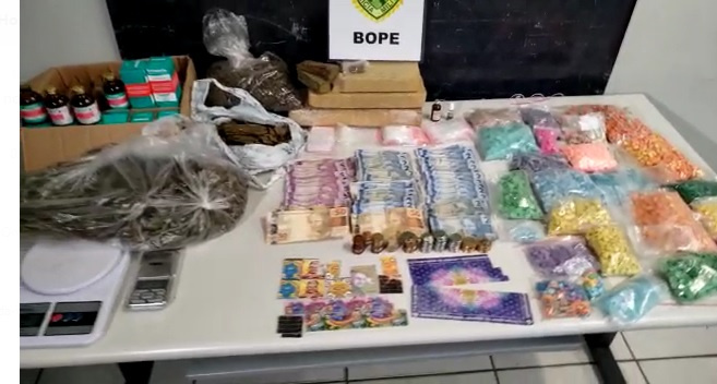 BOPE aborda dupla e apreende cinco mil comprimidos de ecstasy, maconha e anestésicos no Centro de Curitiba