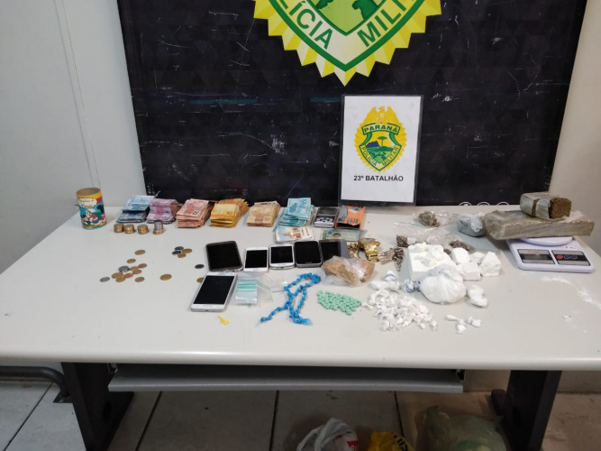 Denúncia leva PM a ponto de tráfico na CIC, em Curitiba; quatro são presos e R$ 12 mil apreendidos