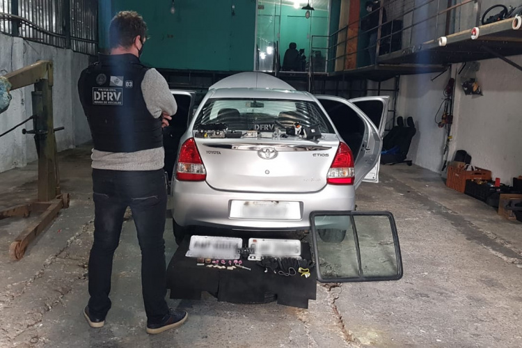 PCPR localiza barracão clandestino e recupera veículos em Curitiba