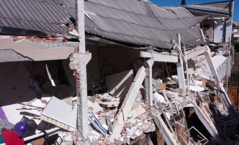 Polícia Científica faz perícia em local de prédio que desabou em Colombo, na RMC