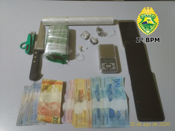 Após denúncias de tráfico de drogas, PM prende dois homens e apreende dois adolescentes em Jacarezinho (PR)