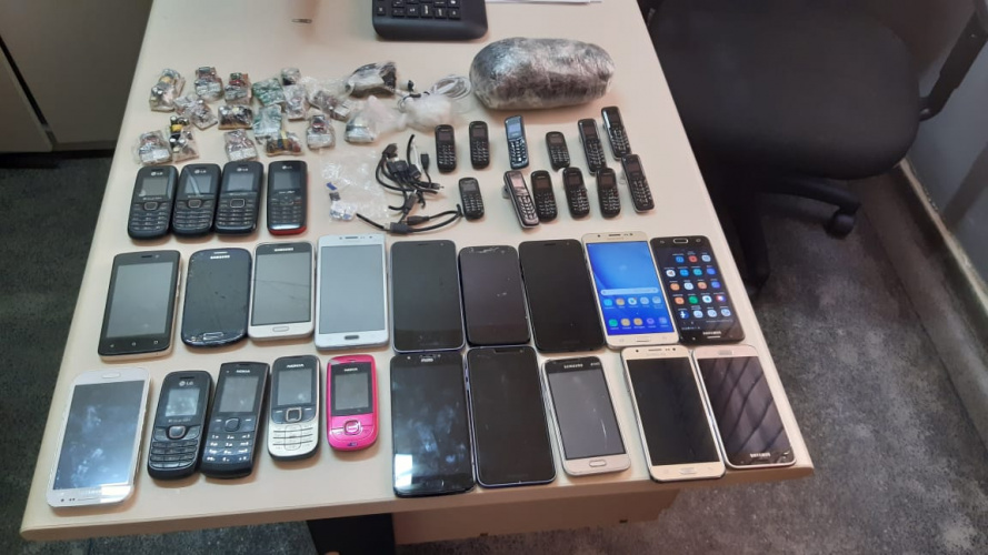 Agentes penitenciários e policiais militares apreenderam 35 celulares e 50 acessórios para os aparelhos, além de 355 gramas de fumo e 80 gramas de drogas. A ação se deu na madrugada desta quinta-feira (24/09), após terem percebido que um homem estaria tentando arremessar um pacote para dentro da Penitenciária Estadual de Piraquara I (PEP I), na Região metropolitana de Curitiba.
