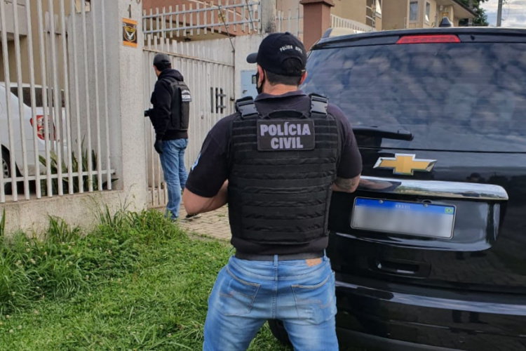 Polícia Civil cumpre busca contra servidora do TJPR suspeita de desviar mais de R$100 mil