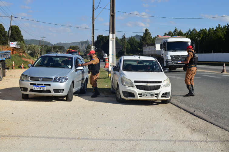 O Batalhão de Polícia Rodoviária (BPRv) registrou uma queda de 11,11% nas mortes durante os quatro dias da operação Padroeira 2020. O comparativo é em relação ao mesmo período do ano passado, com acréscimo de um dia neste feriado. As fiscalizações iniciaram às 14 horas de sexta-feira (09/10) e foram até as 23h59 de segunda-feira (12/10), com reforço de policiamento nas rodovias estaduais que cortam o Paraná.