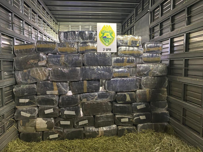 PM apreende um caminhão carregado com uma tonelada de maconha no sudoeste do Paraná