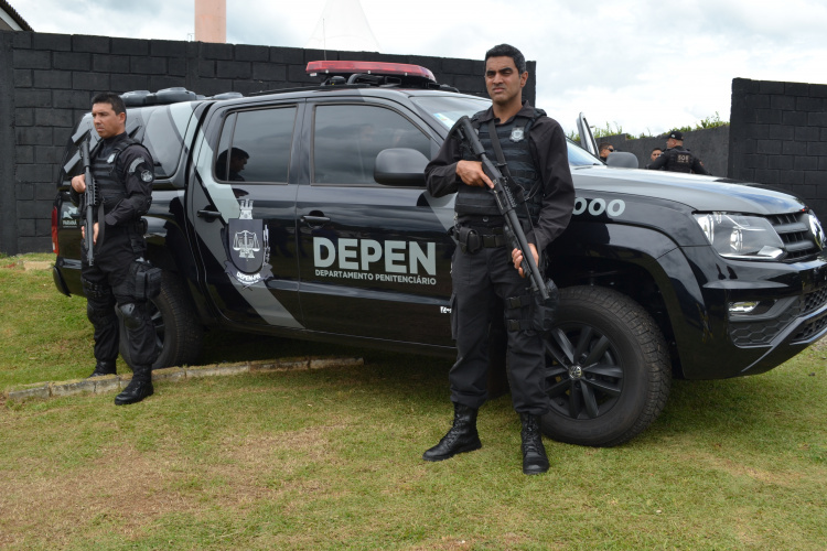 viatura Depen e policiais penais