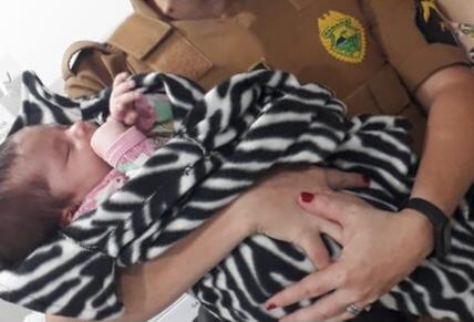 Policiais militares auxiliam família que estava com bebê, de 28 dias, engasgado com leite materno em Paranaguá (PR)