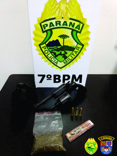 No noroeste do Paraná, PM encaminha duas pessoas e apreende arma de fogo e porção de maconha