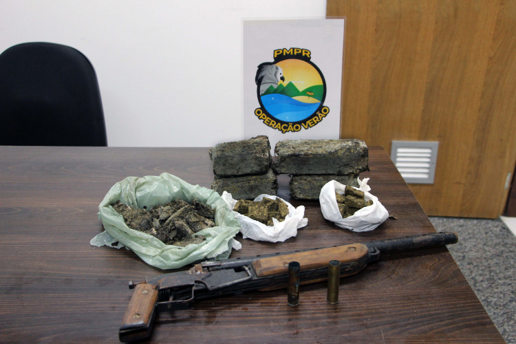 Arma de fabricação artesanal e maconha são apreendidos pela PM em Matinhos (PR)