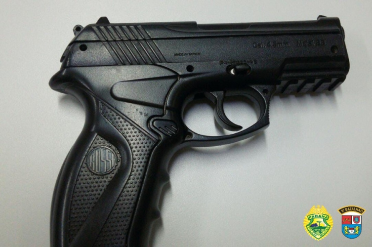 Adolescente acaba apreendido pela PM após tentativa de roubo com simulacro de pistola em Paranaguá (PR)