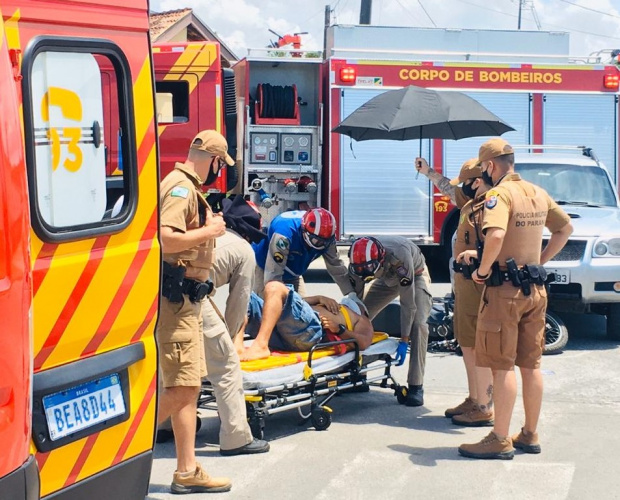 PM atende acidente de trânsito e motociclista é encaminhado ao hospital em Guaratuba (PR)