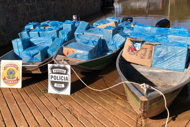 PCPR e PF apreendem três embarcações carregadas com cigarros paraguaios em Guaíra