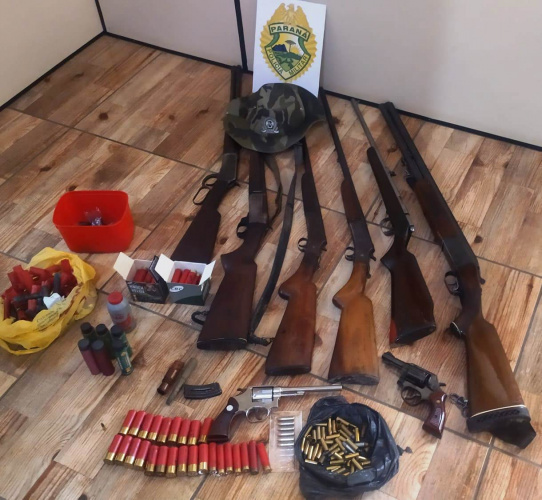 Polícia Ambiental apreende arsenal de armas e munições em Reserva, nos Campos Gerais do estado