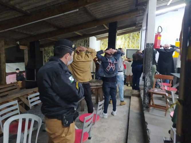 Pessoas aglomeradas em arena de esporte recebem multas de R$ 5 mil