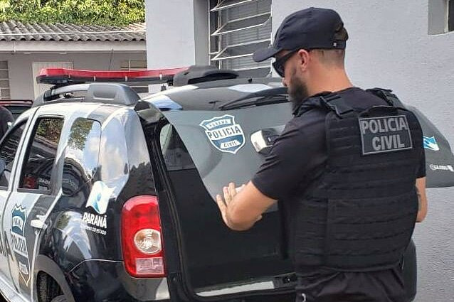A Polícia Civil do Paraná (PCPR) concluiu o inquérito policial que investigava acidente de trânsito ocorrido na madrugada do dia 12 de junho no bairro Rebouças, em Curitiba. A mulher que conduzia um dos veículos envolvidos foi indiciada por homicídio tentado.   Na ocasião, o veículo em que a mulher estava colidiu com um motoboy. Após o acidente a suspeita fugiu do local. A vítima foi arremessada da moto e ficou gravemente ferida.   Além da tentativa de homicídio, a mulher poderá responder pelos crimes de om