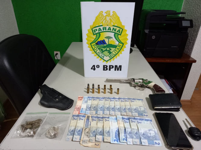 PM recupera um carro e apreende uma arma de fogo e drogas no Noroeste do estado