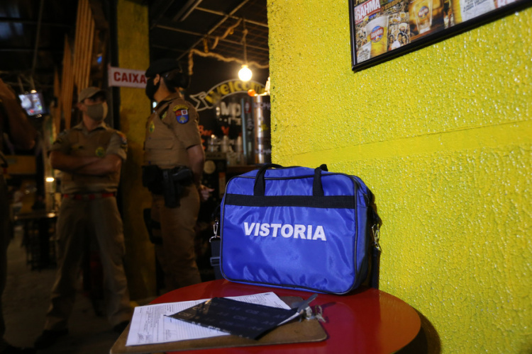 Fiscalização fecha pontos comerciais e dispersa mais de 800 pessoas em Curitiba