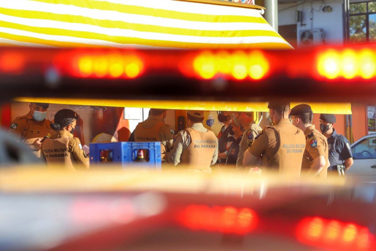 Fiscalização dispersa mais de mil pessoas e fecha 11 pontos comerciais em Curitiba