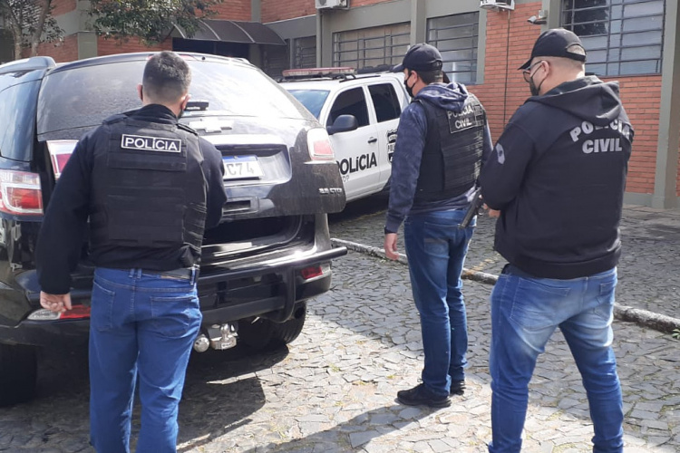 Polícia Civil do Paraná prende três homens e apreende arma de fogo, em Curitiba