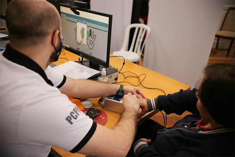 Polícia Civil confecciona RG de idosas em casa de repouso da Capital