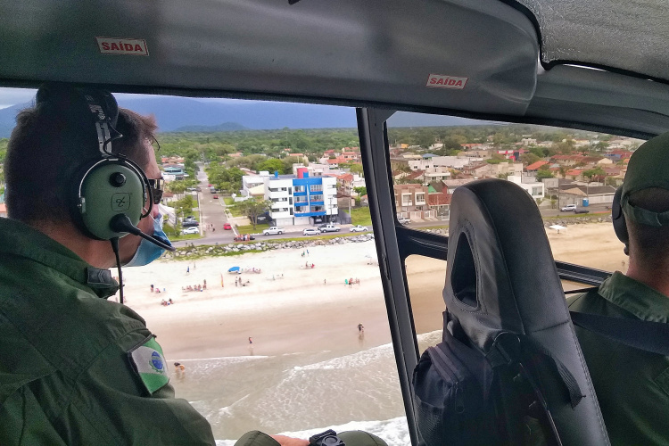 O que fazer quando um helicóptero pousa na praia? BPMOA orienta veranistas