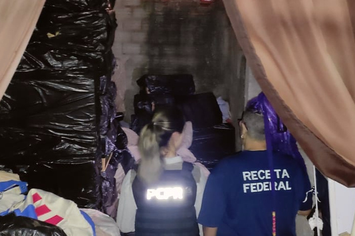 PCPR e Receita Federal apreendem 100 caixas de cigarros contrabandeados em Santa Terezinha do Itaipu