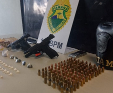  Após denúncia, PM prende homem e apreende mais de 1,4 quilos de drogas e armas em Curitiba 