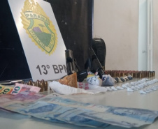  Após denúncia, PM prende homem e apreende mais de 1,4 quilos de drogas e armas em Curitiba 