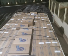 PM apreende carreta com 800 caixas de cigarros contrabandeados em Umuarama (PR)