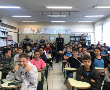 Integrantes do Em Frente Brasil falam sobre projeto a alunos de São José dos Pinhais